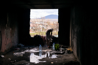 A refugee washes himself in an abandoned room of a former nursing home. Without infrastructure, up to 80 people live in the ruined building, which is located on the Una River in the center of the city.
Bihać/Bosnia-Herzegovina. January 2021

Ein Flüchtender wäscht sich in einem verlassenen Raum eines ehemaligen Altersheims . Ohne Infrastruktur leben bis zu 80 Menschen in der Bauruine, die an dem Fluss Una im Zentrum der Stadt liegt.
Bihać/Bosnien-Herzegowina. Januar 2021