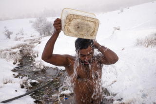 An refugee from Afghanistan washes in a stream near the previously burned Lipa refugee camp. Lipa. Bosnia and Herzegovina. January 2021

Ein afghanischer Flüchtender wäscht sich in einem Bach nahe des zuvor abgebrannten Flüchtlingscamp Lipa. Lipa. Bosnien-Herzegowina. Januar 2021