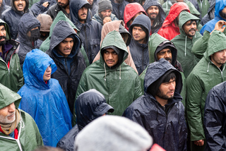 Hundreds of refugees protest for humane shelter in burned refugee camp in Lipa. Lipa. Bosnia and Herzegovina. January 2021

Hunderte Flüchtende protestieren für eine menschliche Unterbringung im abgebrannten Flüchtlingscamp in Lipa. Lipa. Bosnien-Herzegowina. Januar 2021