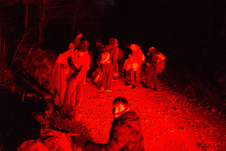 A group of refugees in the Bosnian mountains towards the EU external border.
Border region Plešivica. Bosnia and Herzegovina. January 2020

Eine Gruppe Flüchtender in den bosnischen Bergen in Richtung EU Außengrenze.
Grenzregion Plešivica. Bosnien-Herzegowina. Januar 2020