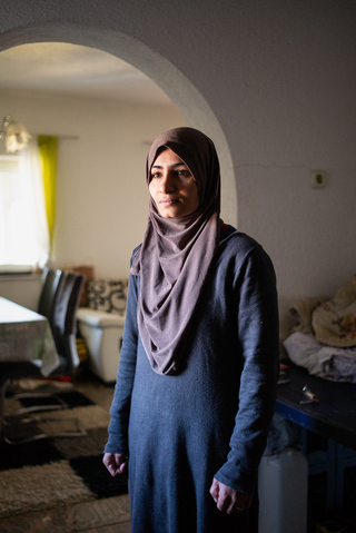 Ikbal Alboaesa, mother of 5 children, is a Shiite from Iraq. She has been living on the run for three years. 
Velika Kladuša. Bosnia and Herzegovina. December 2019

Ikbal Alboaesa, Mutter von 5 Kinder, ist Schiitin aus dem Irak. Sie lebt seit drei Jahren auf der Flucht. 
Velika Kladuša. Bosnien-Herzegowina. Dezember 2019