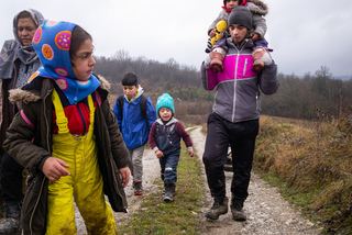 Afghan family flees across dirt road towards European Union. Bosnia and Herzegovina. January 2021

Eine afghanische Familie flieht über eine unbefestigte Straße in Richtung Europäische Union. Bosnien und Herzegowina. Januar 2021